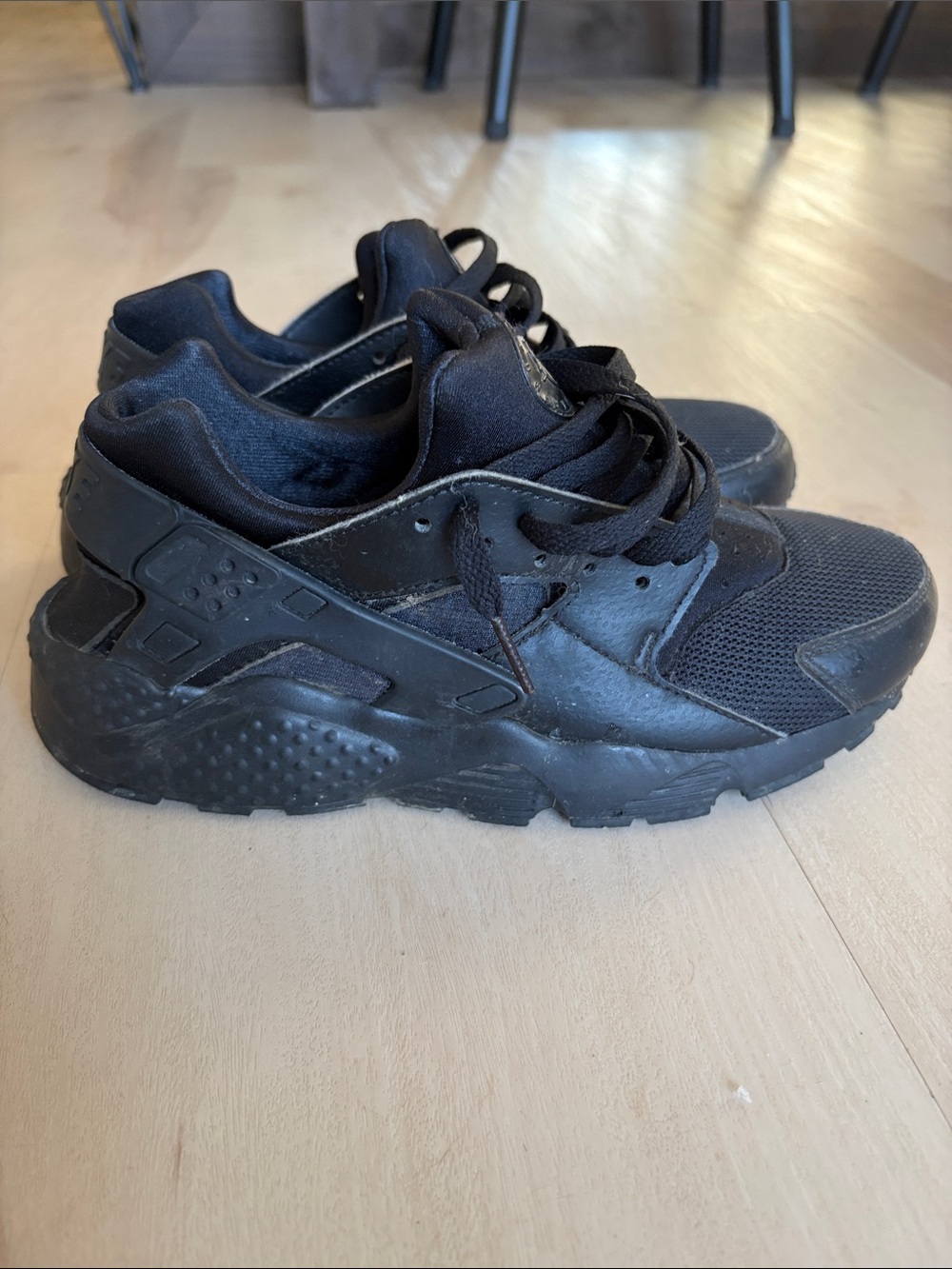 nike huarache black/black youth 6.5y